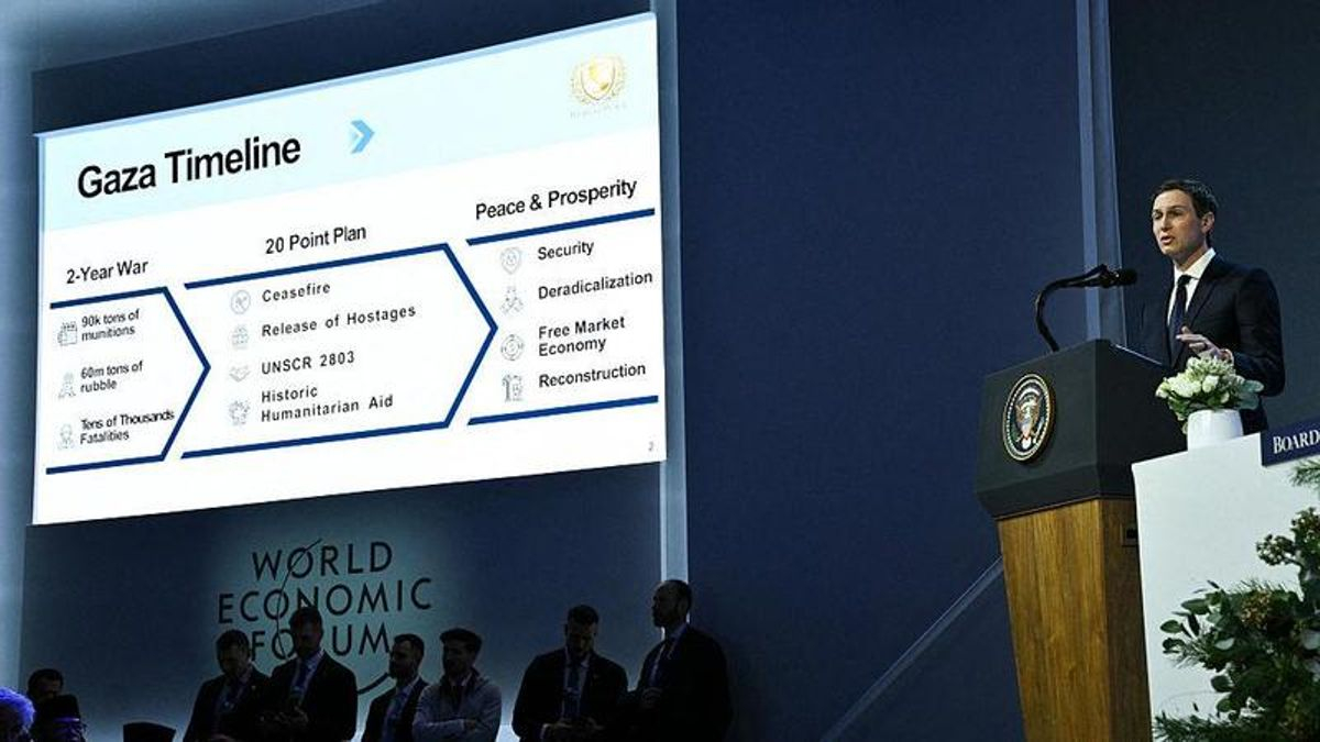 El yerno de Donald Trump, Jared Kushner, explica la hoja de ruta para Gaza diseñada por su equipo durante el Foro Económico Internacional en Davos, el 22 de enero de 2026.