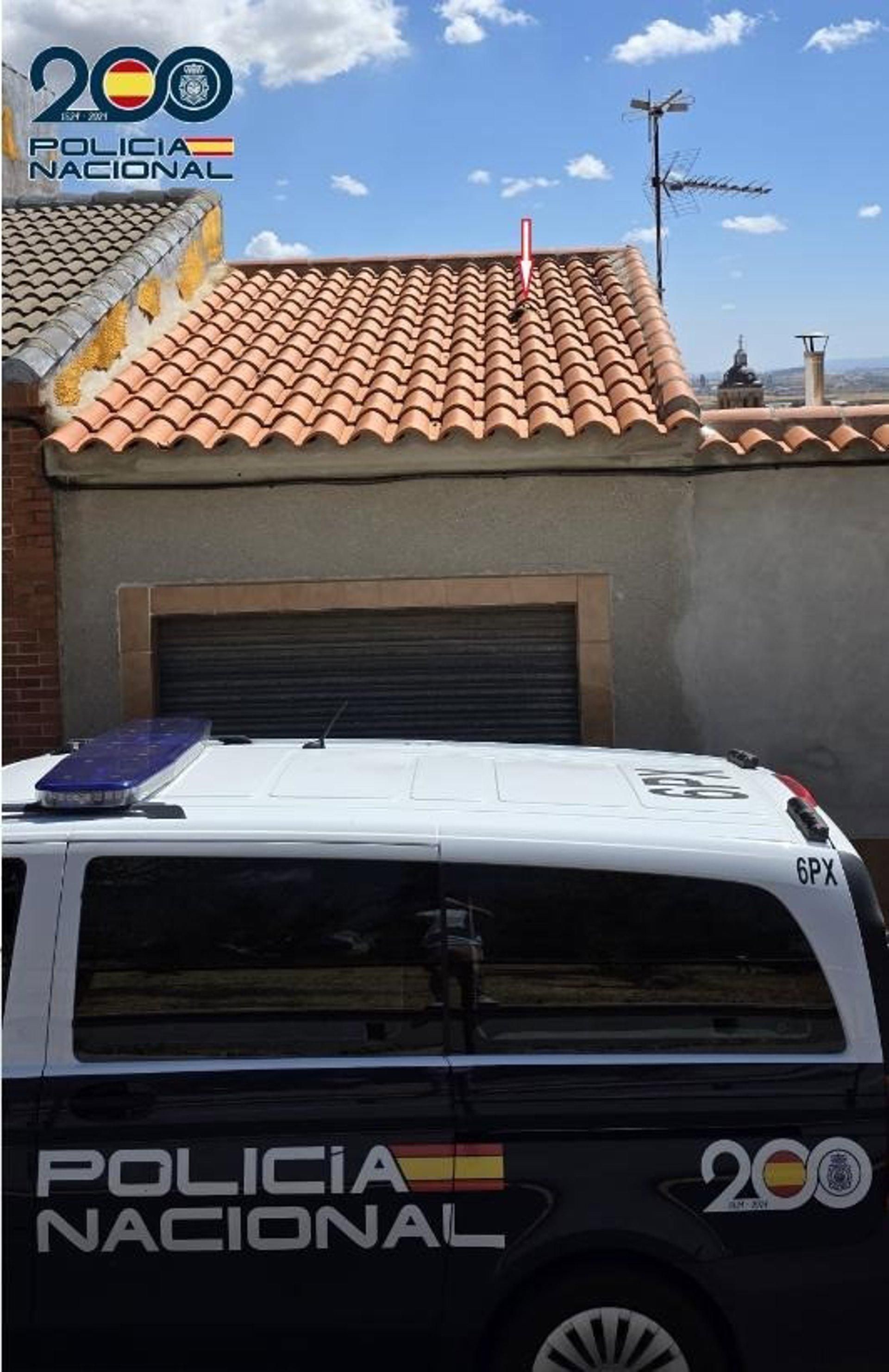 Señalado con una flecha roja el paquete de droga arrojado en la persecución en Puertollano