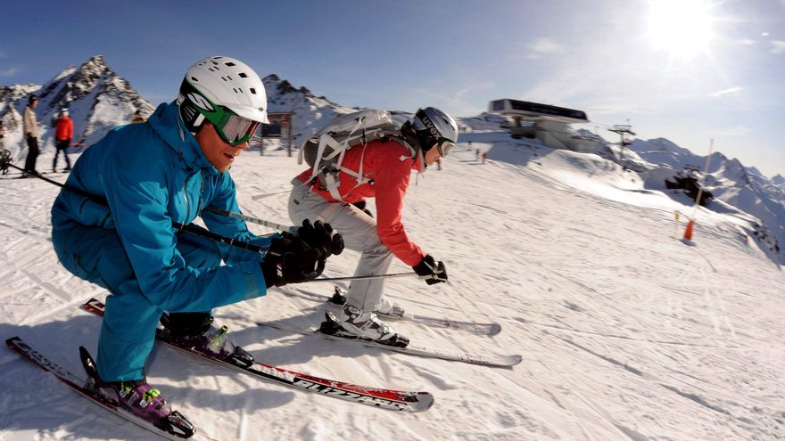 Las esquiadoras Catharina Callson y Tobias Geissler bajan por una pendiente en la estación de esquí en Ischgl, Austria.
