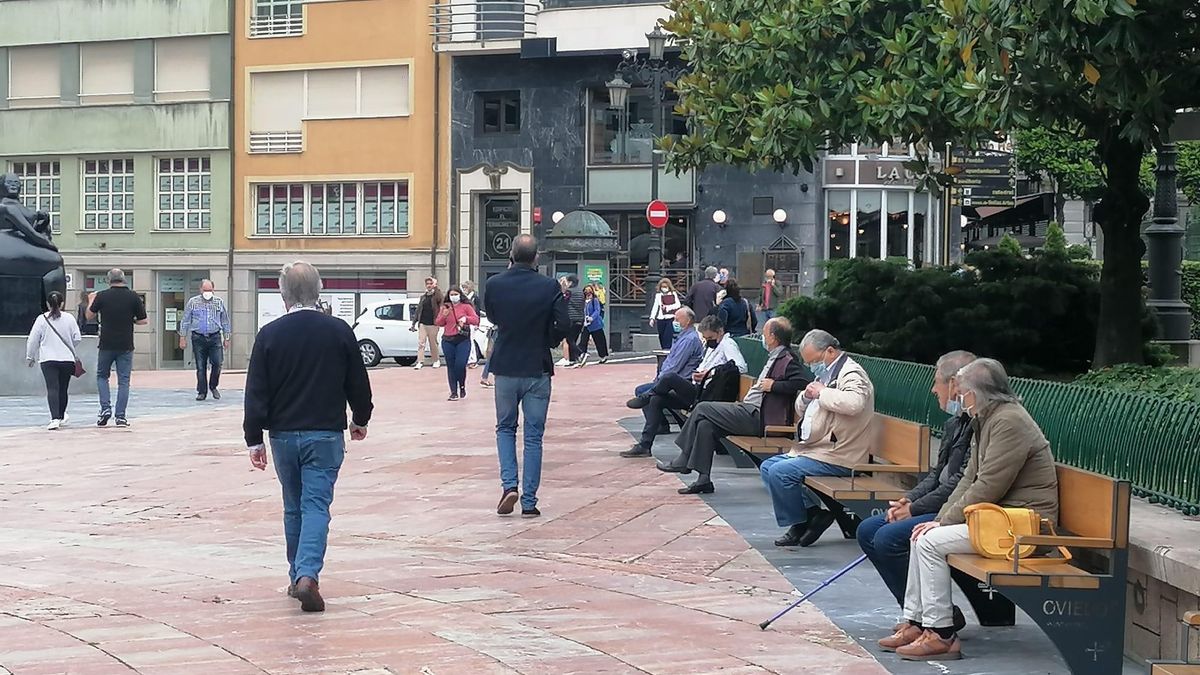 Archivo - Gente por la calle en Oviedo.