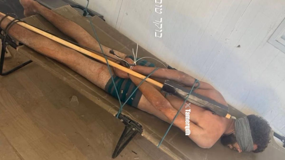 Una foto de un preso palestino atado a un palo y con los ojos vendados reaviva las denuncias de tortura por parte de Israel