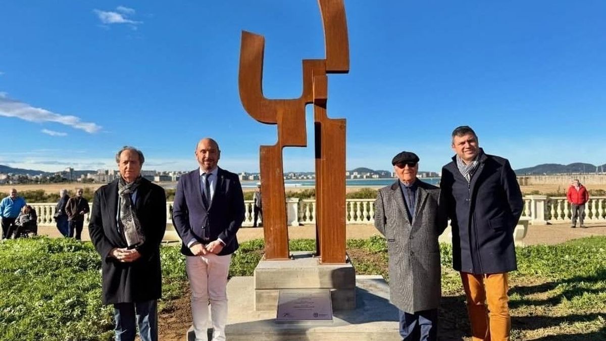 Laredo inaugura el monumento en homenaje al 50 aniversario de la Coral Salvé en el Paseo Marítimo