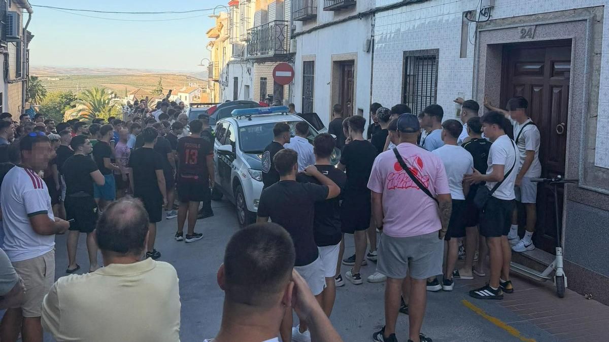Vecinos de Fernán Núñez desalojan a unas personas que habían ocupado una casa