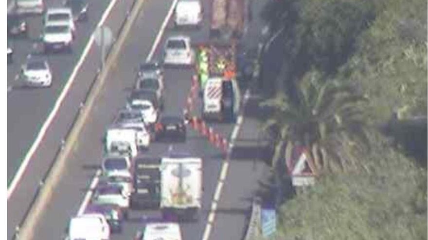 El desprendimiento obligó a cortar uno de los carriles, lo que provocó grandes retenciones