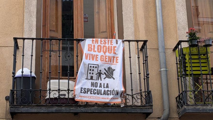 Vigilados por desokupas y obligados a irse por un fondo: vecinos de un bloque de Malasaña plantan cara a la especulación