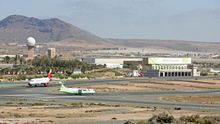 Un avión de Binter Canarias y otro de Iberia Express, en el Aeropuerto de Gran Canaria (ALEJANDRO RAMOS)