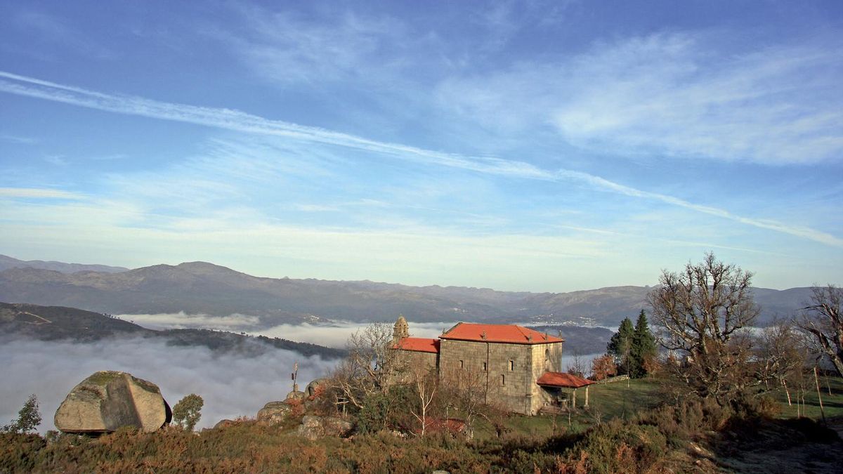 El encanto de la cascada gallega de cuatro metros de altura y que está a pocos minutos de Portugal