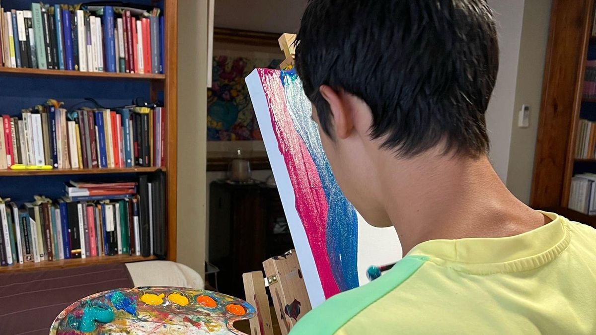 Jacobo, practicando una de sus principales aficiones, la pintura.