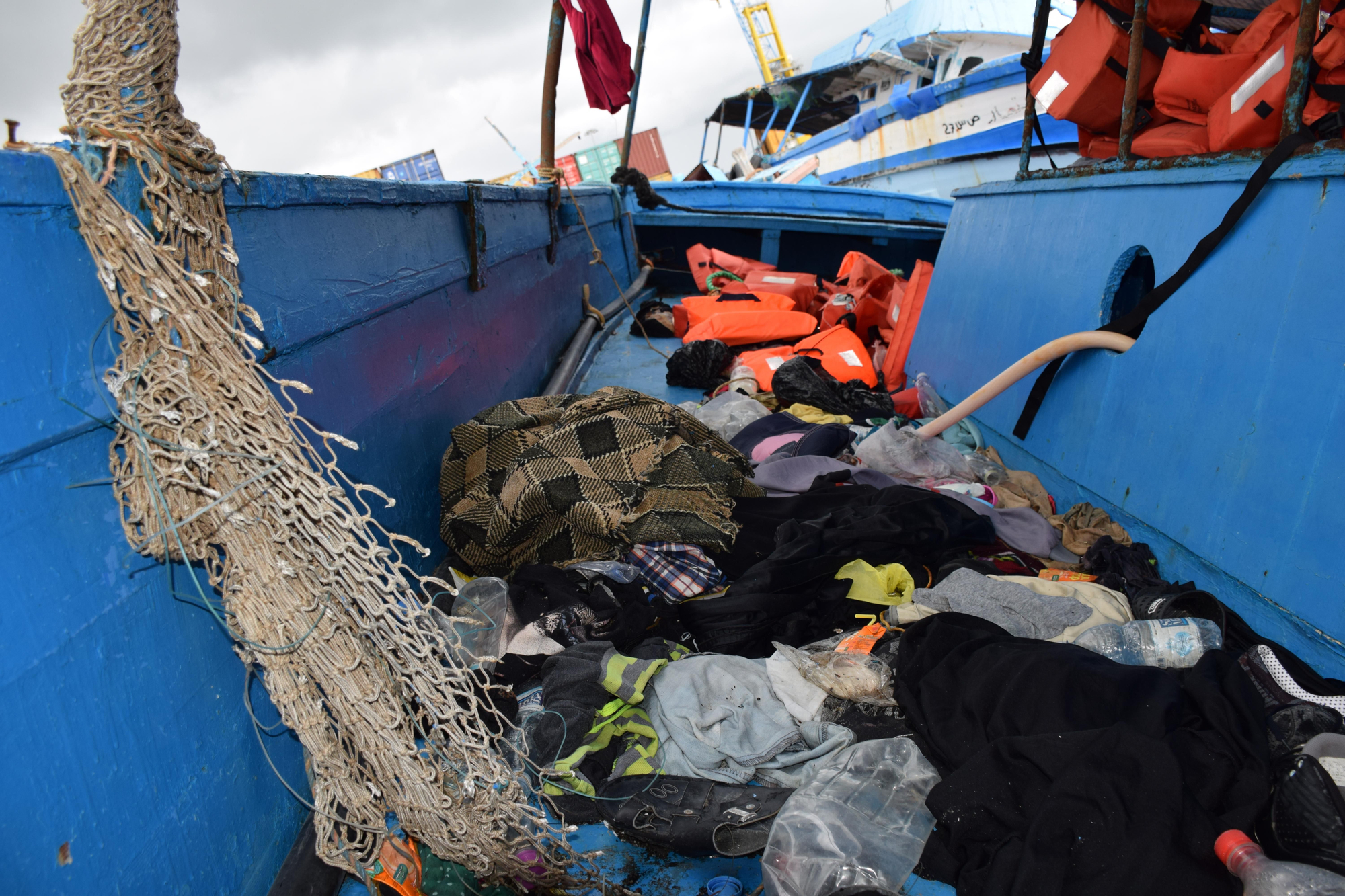 Pertenencias de los migrantes en el puerto de desembarque de Pozzallo, en Sicilia//Fotografía: Luca Visone/MSF