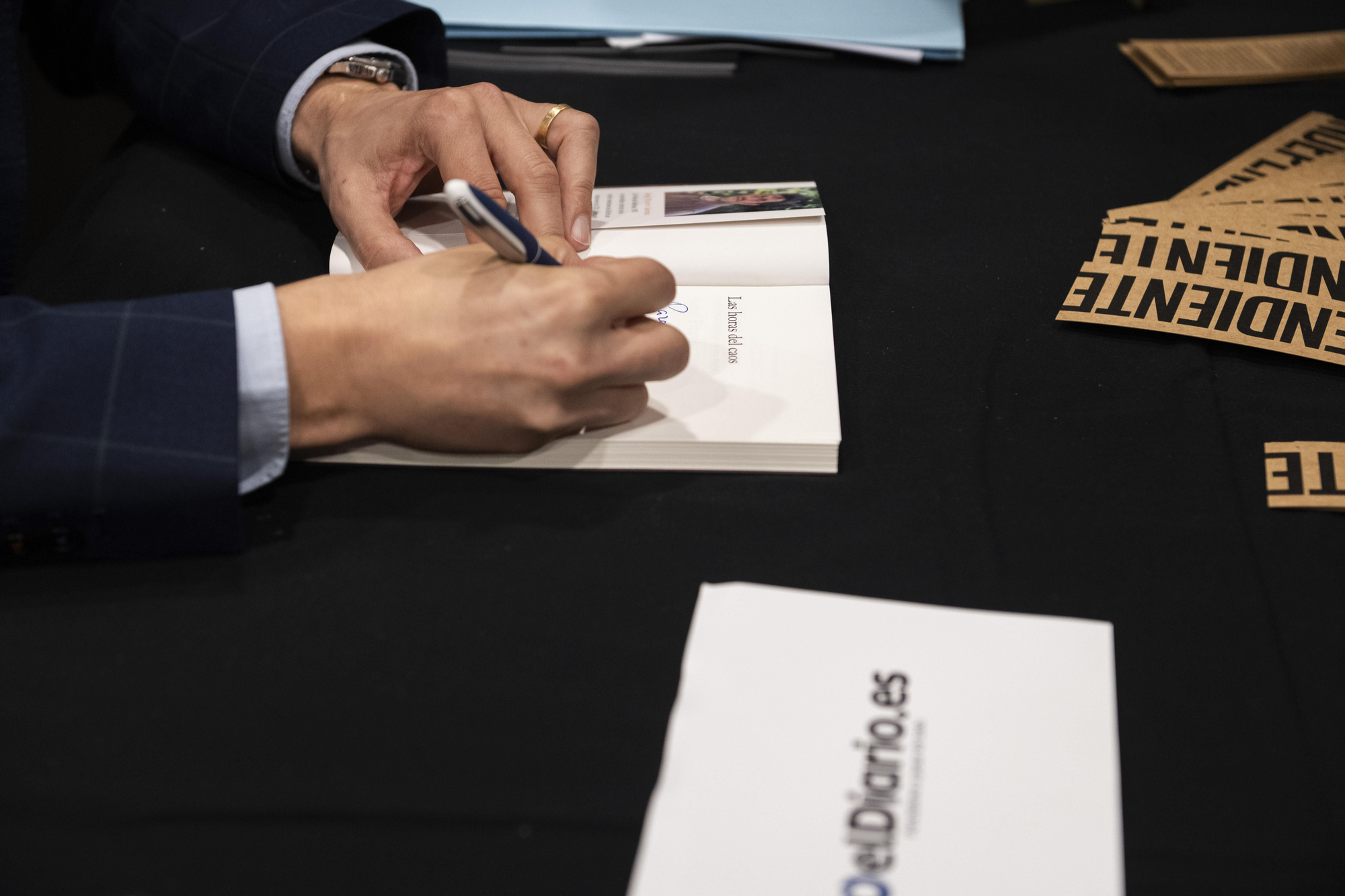 Sergi Pitarch firmando su reciente publicación sobre la dana 'Las horas del caos'