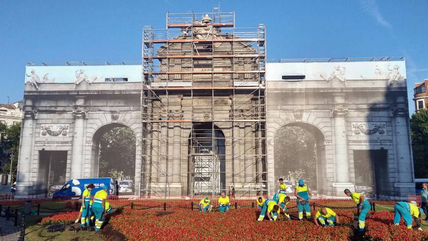 Almeida se abre a "reflexionar" sobre peatonalizar la Puerta de Alcalá "en el marco del Paisaje de la Luz"