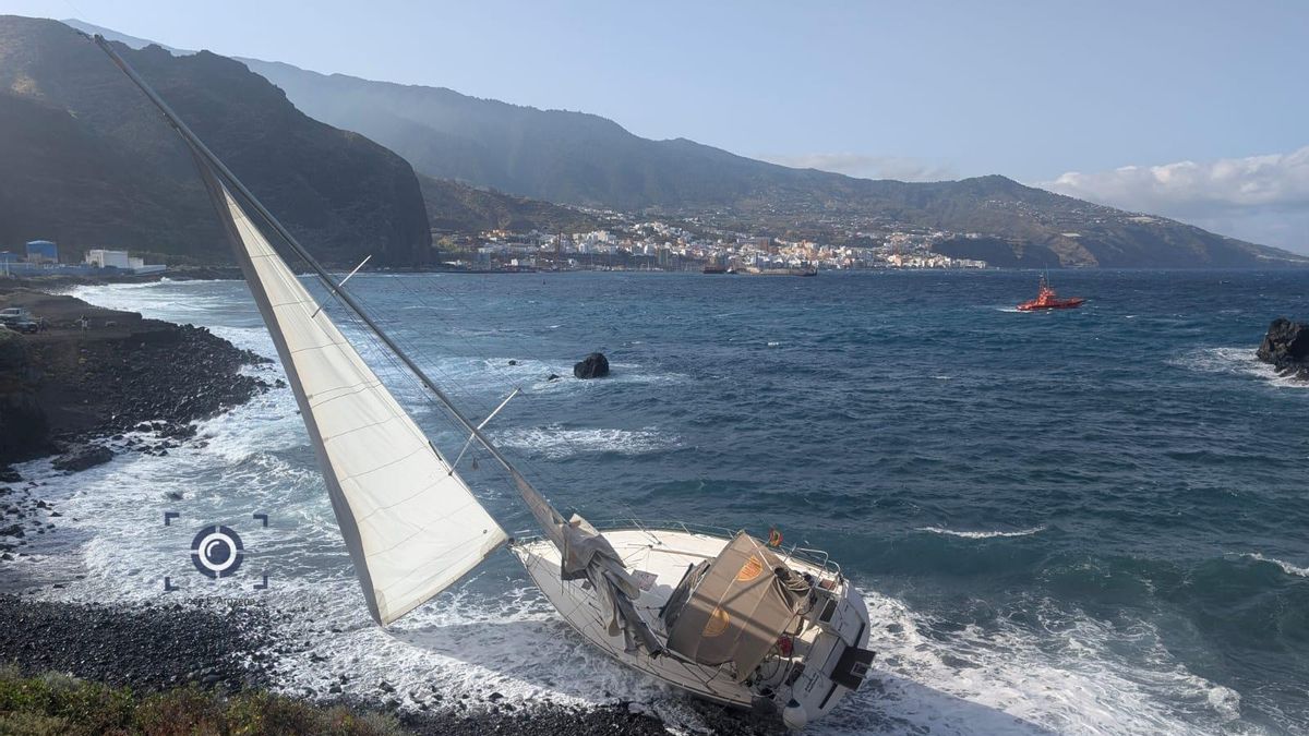 Encalla un yate con siete personas a bordo en la playa de Los Guinchos