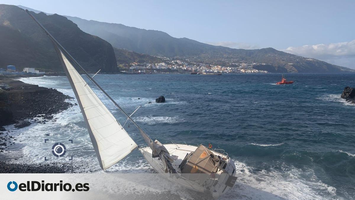Encalla un yate con siete personas a bordo en la playa de Los Guinchos