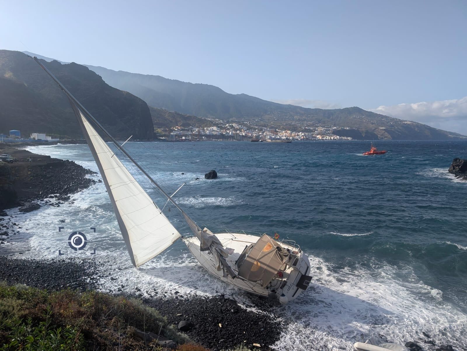 Estado del yate tras encallar en la playa de Los Guinchos. JOSÉ F. AROZENA