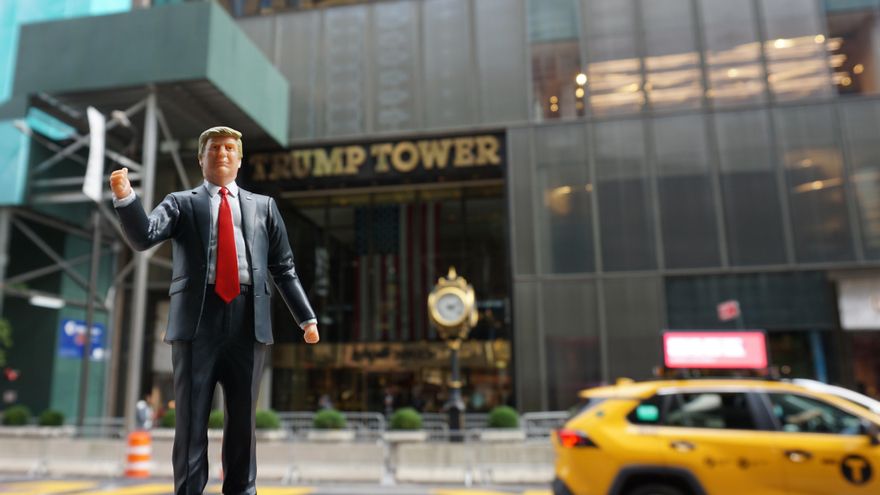 Muñeco de Donald Trump creado por Jay Kamhi delante de la Torre de Trump de la Quinta Avenida de Nueva York.