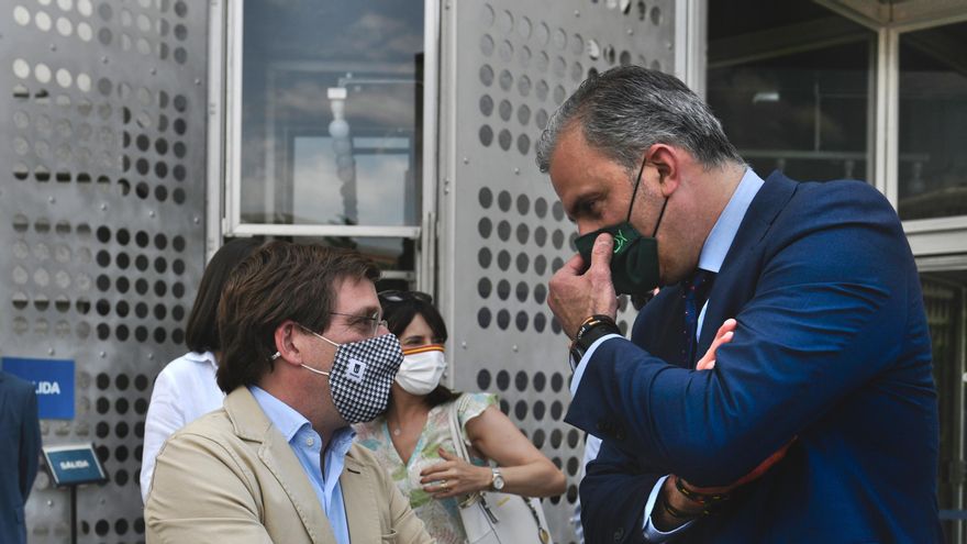 El alcalde de Madrid, José Luis Martínez-Almeida, y el portavoz de Vox, Javier Ortega Smith.