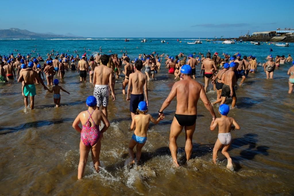 Chapuzón en Las Canteras (TONY HERNÁNDEZ)