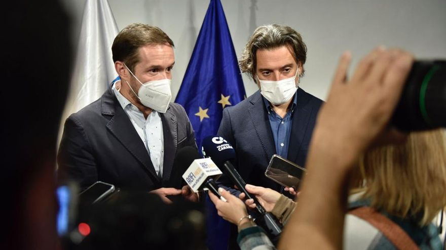 Mariano Hernández, presidente del Cabildo de La Palma, y Gustavo Matos, presidente del Parlamento de Canarias, en la rueda de prensa posterior a la creación de la comisión parlamentaria para la reconstrucción de La Palma.