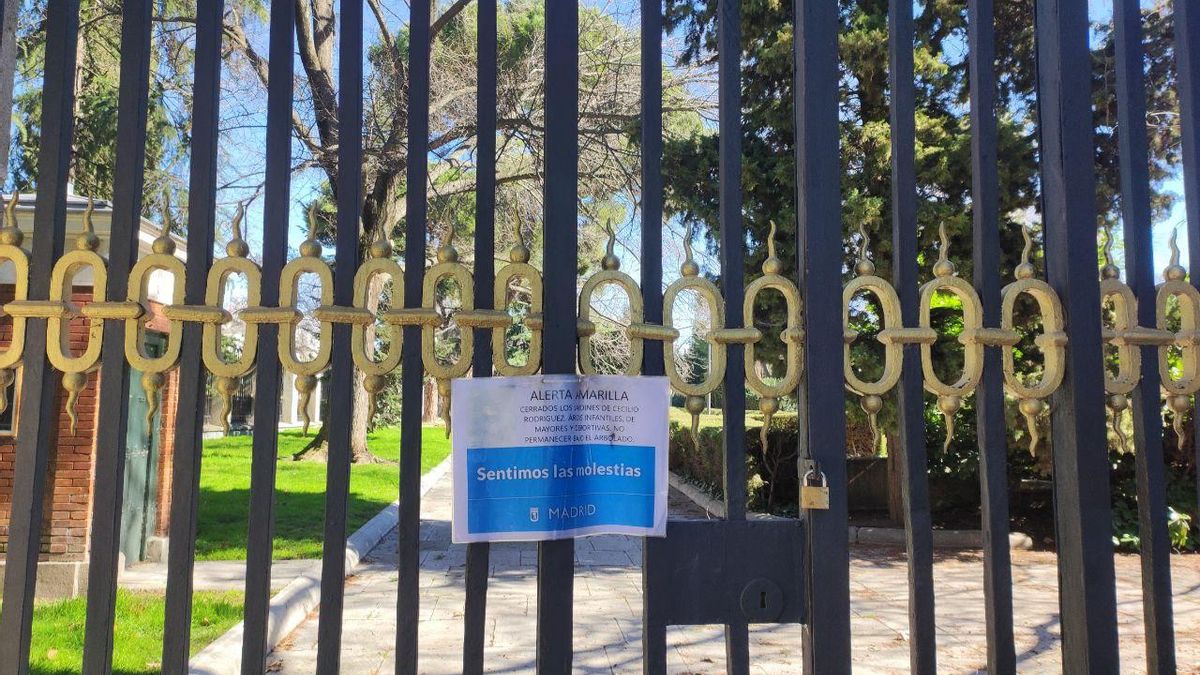 Cierre de los Jardines de Cecilio Rodríguez en un día sin alertas, posterior a una jornada con aviso amarillo.