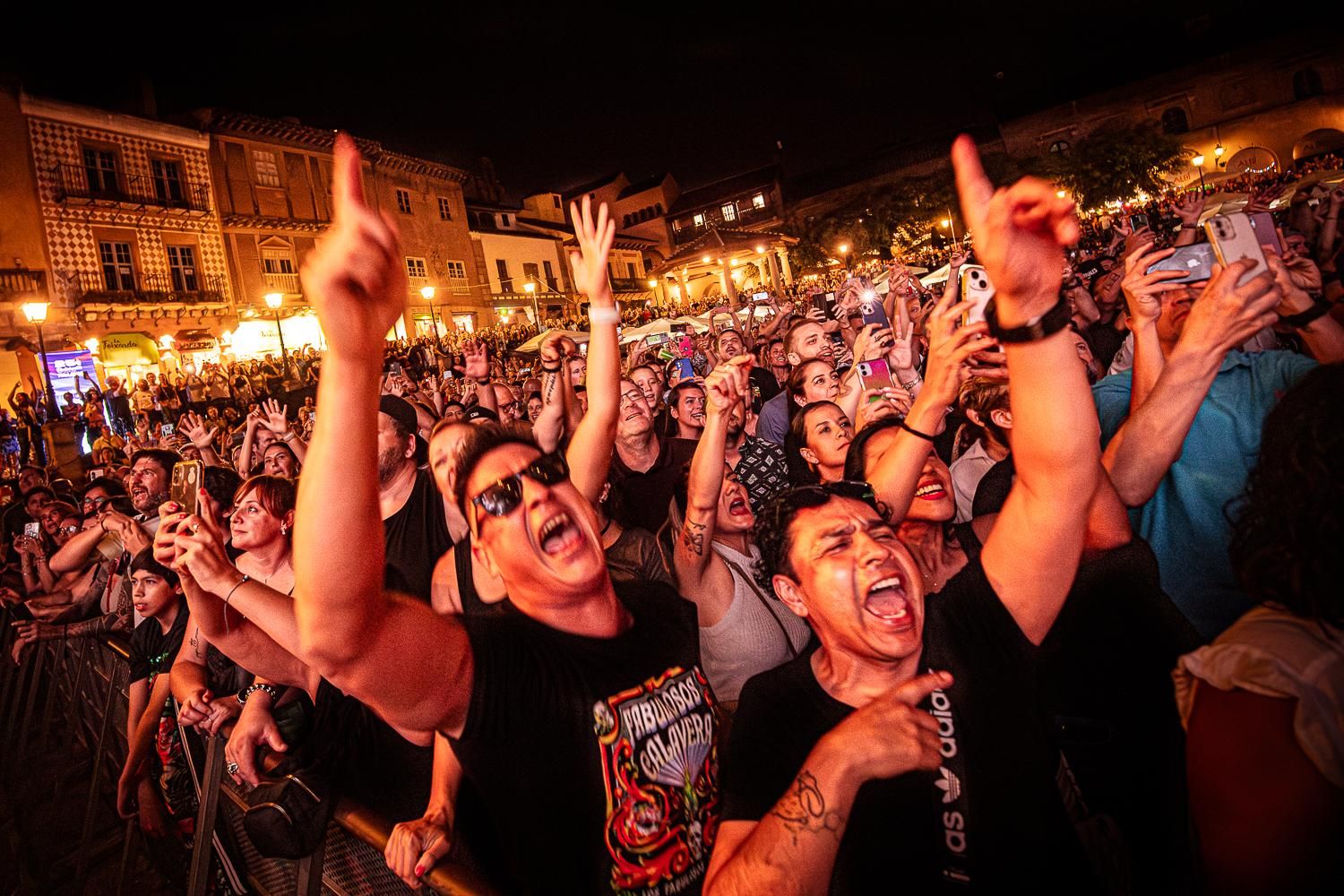 La primera fila del público durante el concierto de Los Fabulosos Cadillacs, el jueves 7 de septiembre de 2023 en Poble Espanyol (Barcelona)