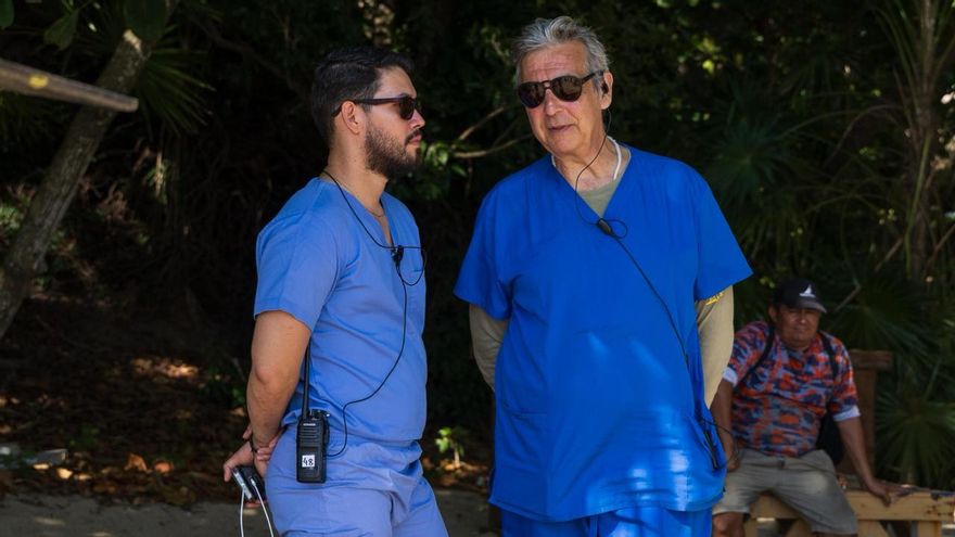 Jorge Cerame, médico de 'Supervivientes', junto a su ayudante en playa