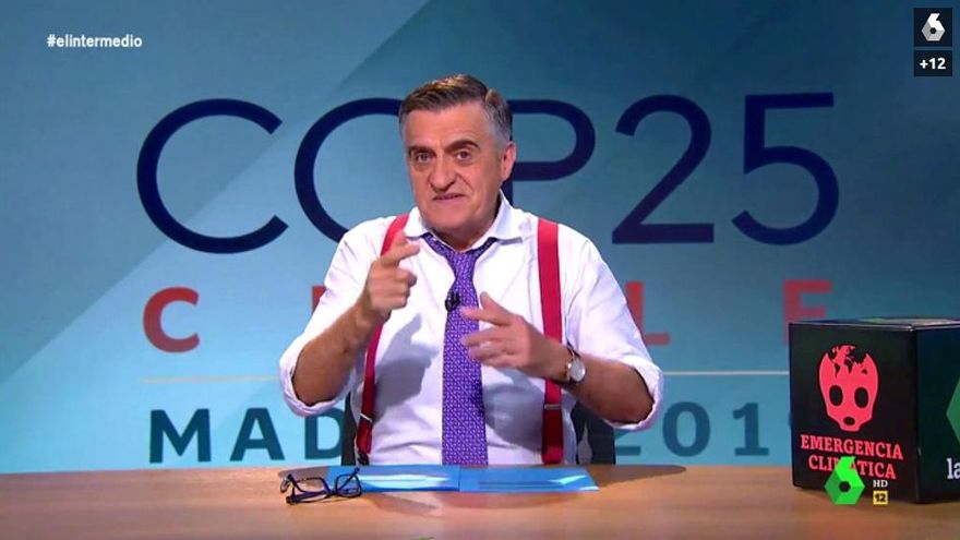 El logo sobre la mesa de 'El Intermedio' con Wyoming