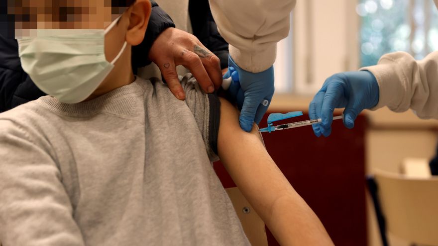 Dos asociaciones antivacunas envían "cartas intimidatorias" a los colegios canarios donde se está vacunando a escolares