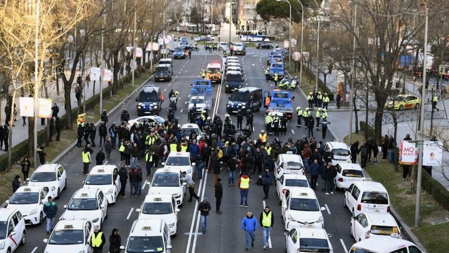 Los taxistas dejan Génova tras lanzar huevos contra la sede del PP