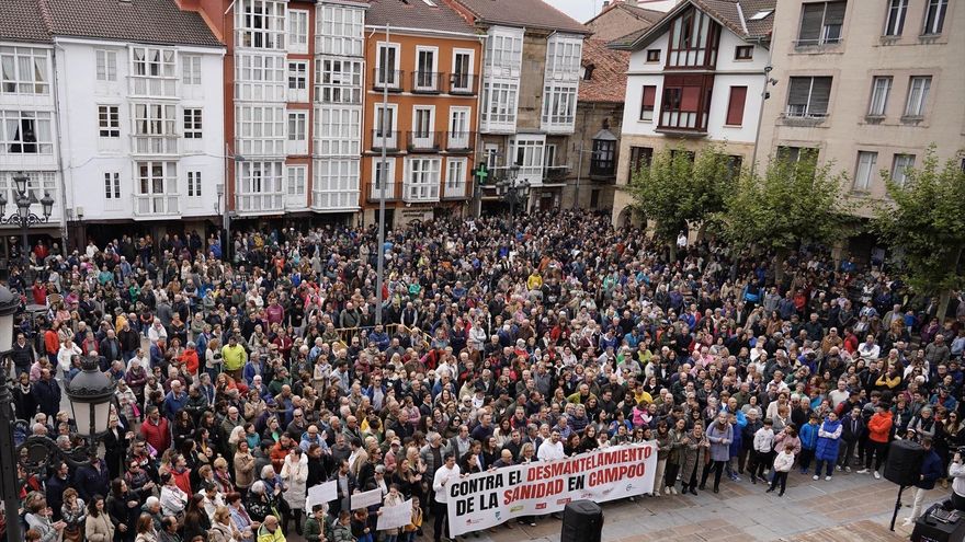 Cerca de 7.000 personas recorren las calles de Reinosa contra el desmantelamiento de la sanidad pública de Campoo
