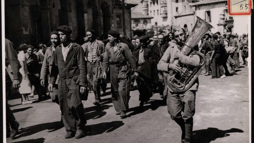"La calle principal de Reinosa a la entrada de nuestras tropas". 16.8.37