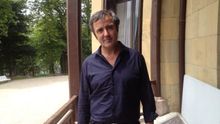 Endika Zulueta, en el exterior del Palacio Miramar, en San Sebastián.