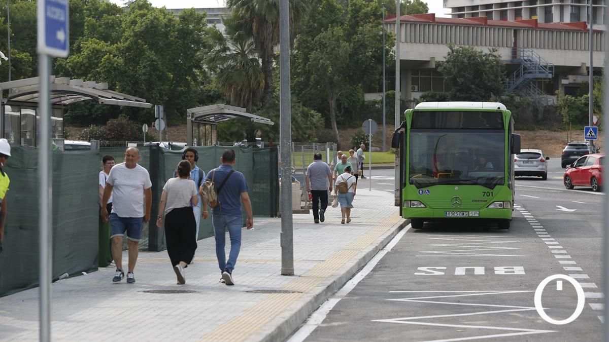 Nuevas paradas de autobús en el hospital Reina Sofía