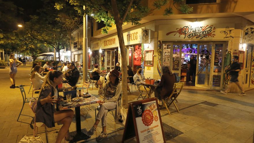 Turistas en una terraza de Palma.