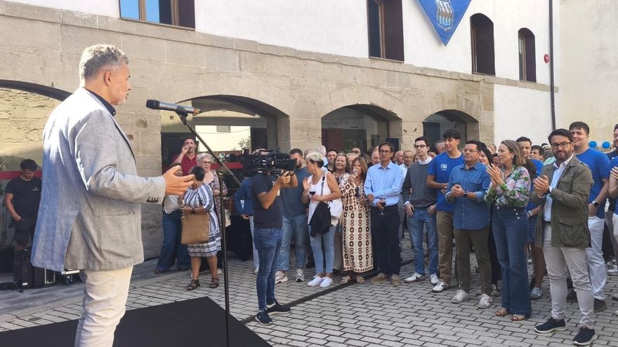 Cuca Gamarra aplaude la intervención del alcalde de Logroño, hoy en un acto del PP en la capital riojana