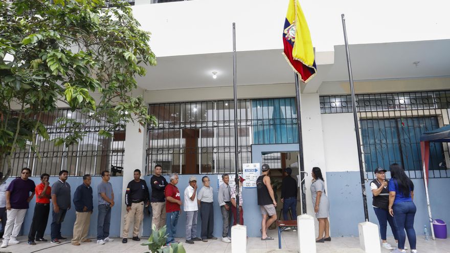 Corte Constitucional de Ecuador valida la prohibición de votar con el teléfono en la mano