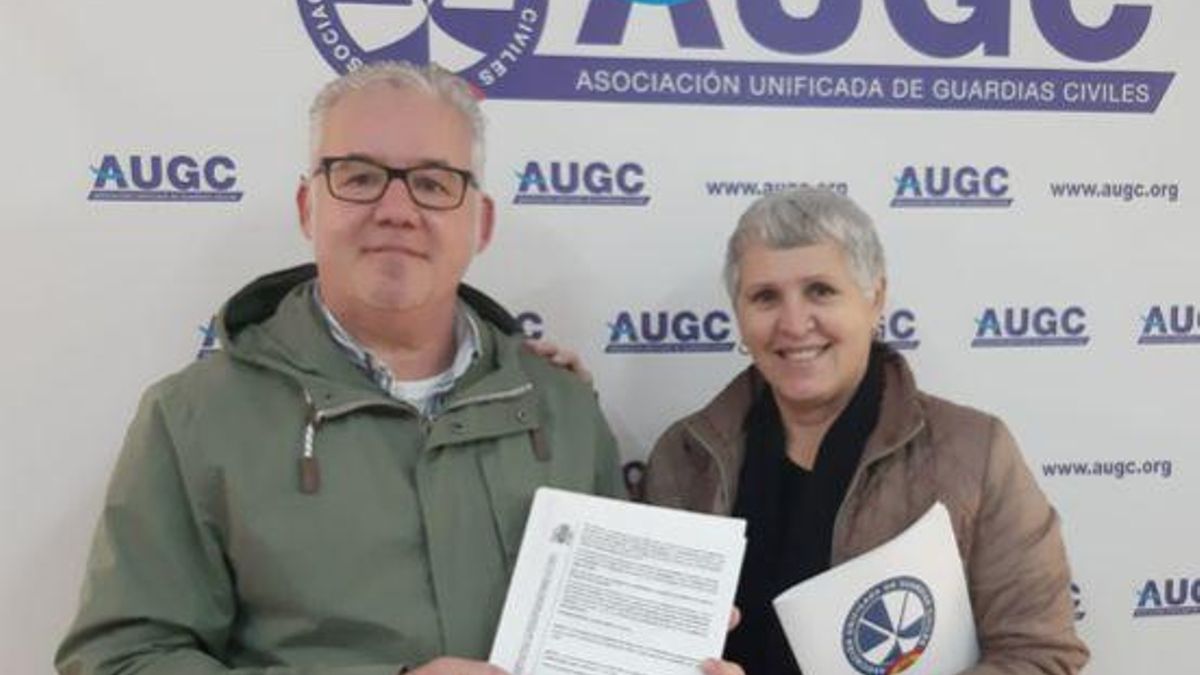 La letrada de AUGC Tenerife Begoña González Fleytas y el agente recurrente