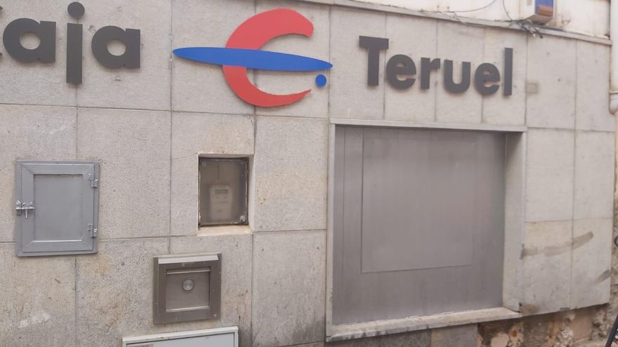 Recogida de firmas y movilización vecinal por la retirada de cajeros automáticos en dos pueblos de Teruel