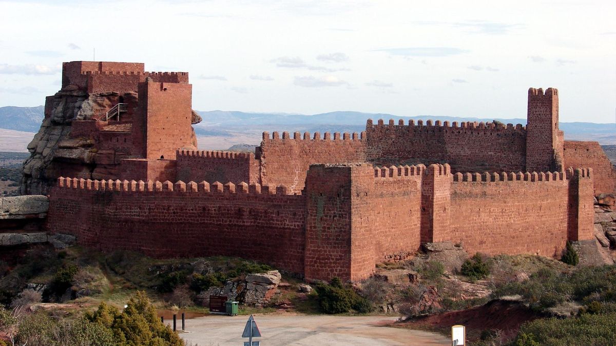 Muros rojos del Castillo de Peracense.