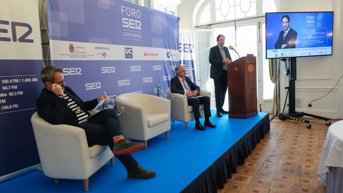 El consejero de Obras Públicas, Ordenación del Territorio y Urbanismo, José Luis Gochicoa, interviene en el Foro Ser Cantabria