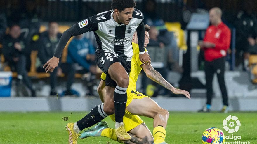 Las Palmas vence a domicilio con un futbolista menos