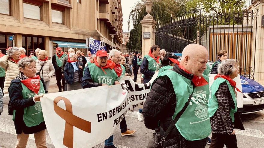 Los pensionistas vascos irrumpen en campaña y llevan su reivindicación ante el Parlamento Vasco: "¡1080 euros ya!"