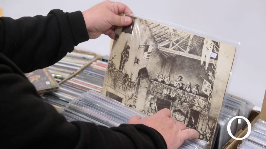 Aficionados compran vinilos en una feria del disco en Córdoba
