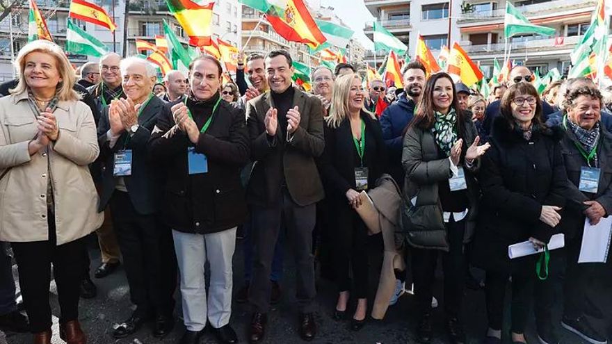 El colectivo memorialista pide a Moreno echar del comité de símbolos franquistas al experto que les llamó "filoetarras"