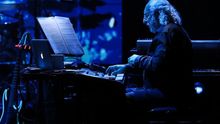 Serrat vuelve a sus "orígenes mediterráneos" con un concierto íntimo en Chile