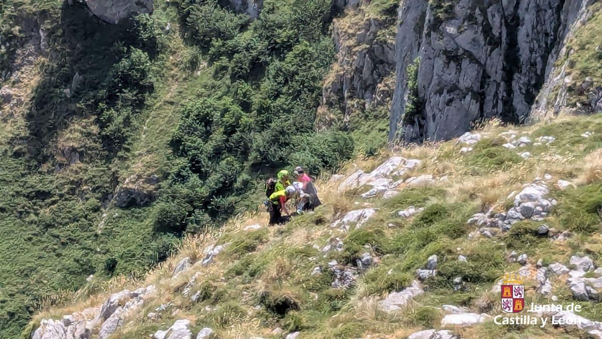 Situación del grupo de cinco montañeros, dos de ellos tras sufrir un golpe de calor en Picos de Europa.