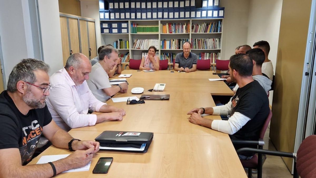 Javier Cueli y Verónica Noval, en el centro, en la reunión con representantes de los trabajadores de TYC Narcea y de las federaciones sindicales. En la imagen, Carlos Menéndez, primero por la izquierda.