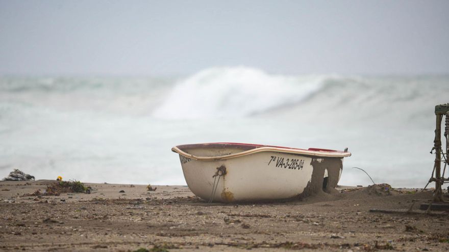 Imagen de la costa de Almería capital presentando fuerte oleaje y viento debido al paso de la borrasca.