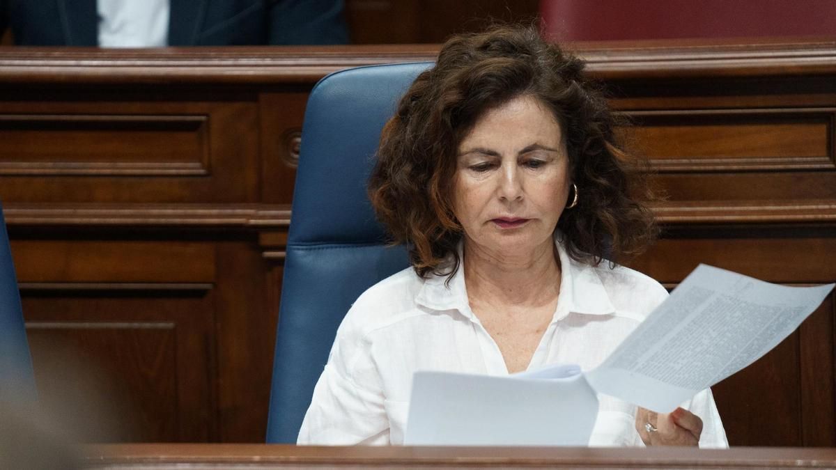 La consejera de Hacienda, y Relaciones con la Unión Europea, Matilde Asián, durante el pleno del Parlamento de Canarias celebrado este miércoles. EFE/Ramón de la Rocha