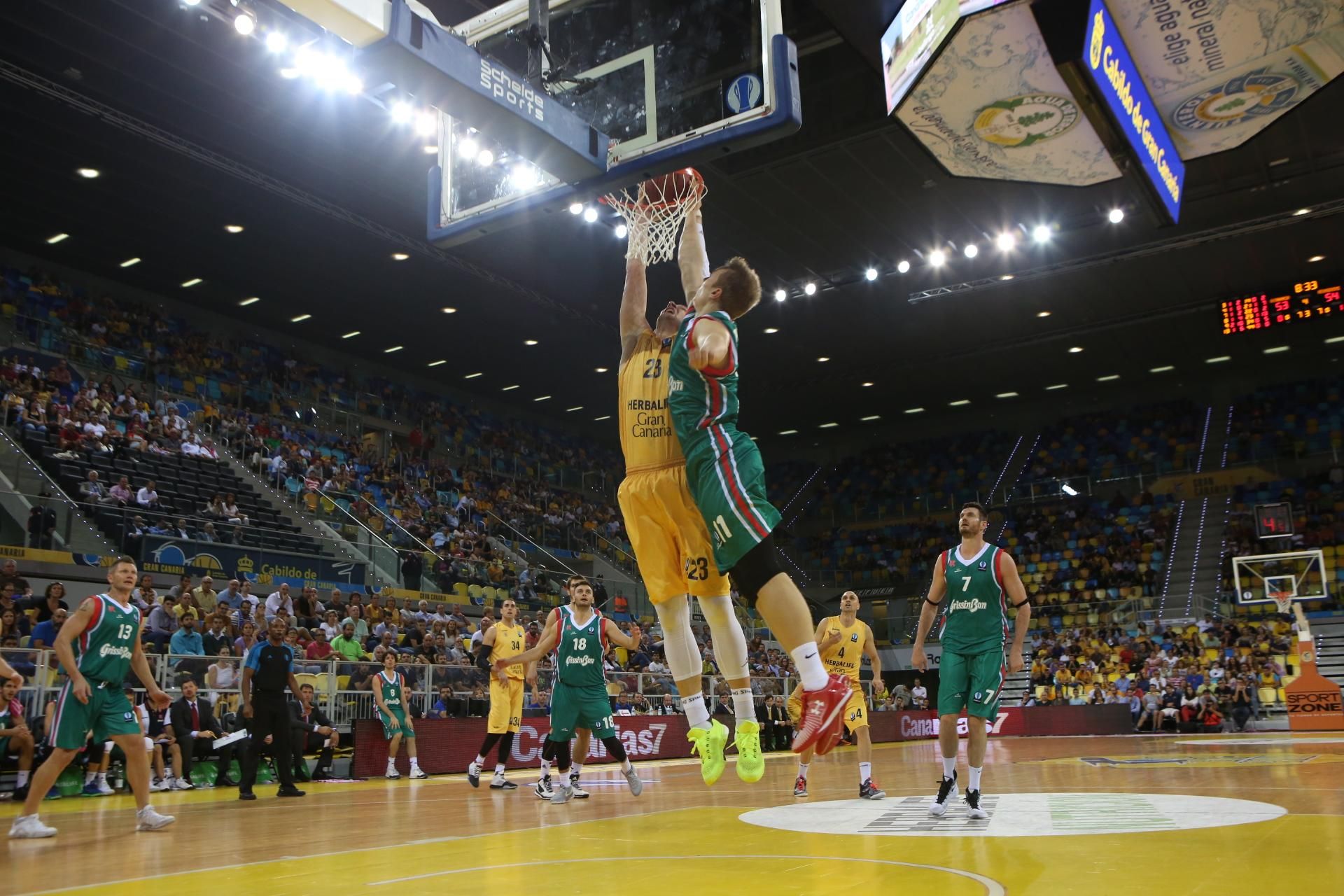 El pívot del Herbalife Gran Canaria, Alen Omic, encestando a canasta.