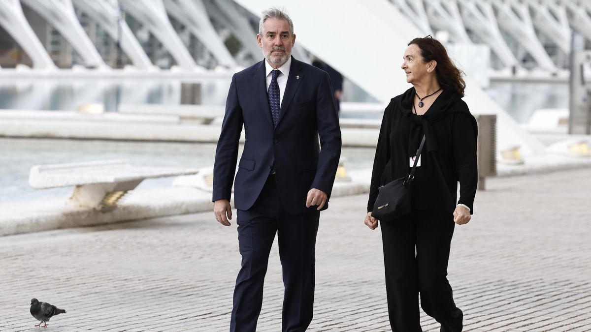 El presidente de Canarias, Fernando Clavijo, a su llegada al funeral de Estado por las 237 víctimas de la dana celebrado este miércoles en Valencia con motivo del primer aniversario de la tragedia.